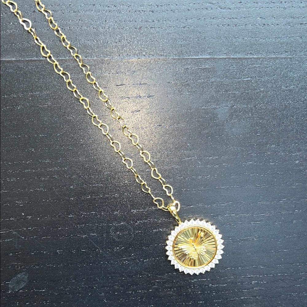 Elegant Gold Pendant Necklace